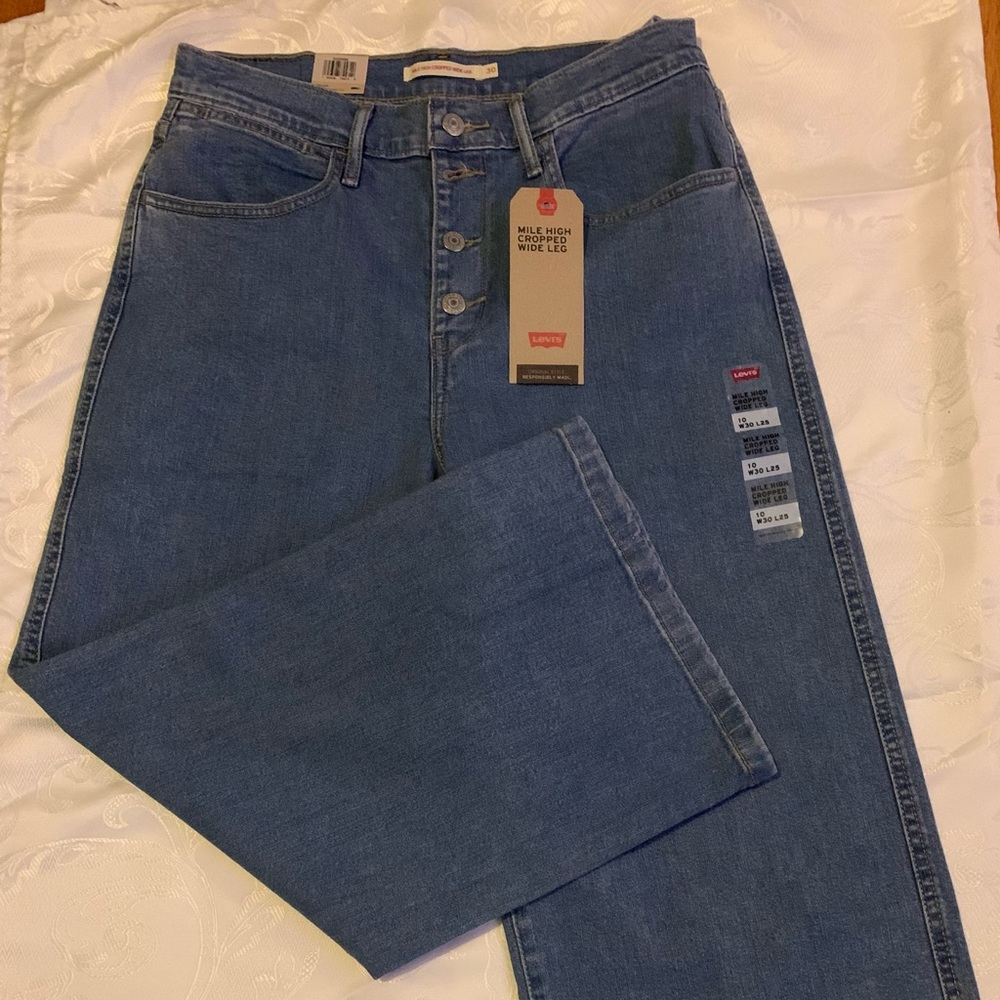 Levi’s Mile High Cropped wide leg button front Jean
Slim through hip and thigh